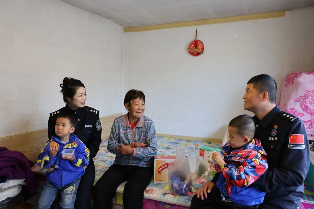 这位民警,亚冬会火炬手! 这位民警,亚冬会火炬手!