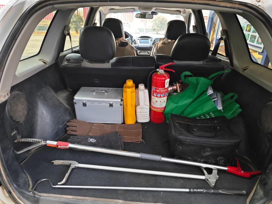 返程!警察的后备箱里都有啥? 返程!警察的后备箱里都有啥?