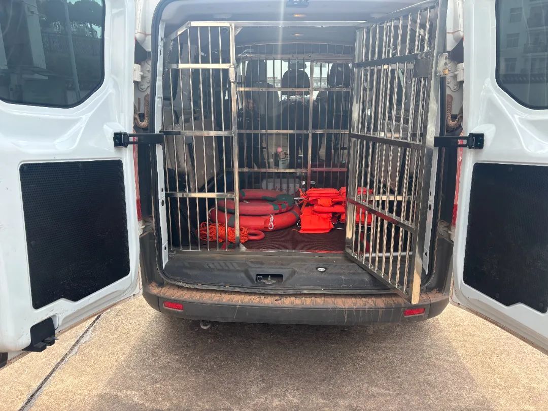 返程!警察的后备箱里都有啥? 返程!警察的后备箱里都有啥?