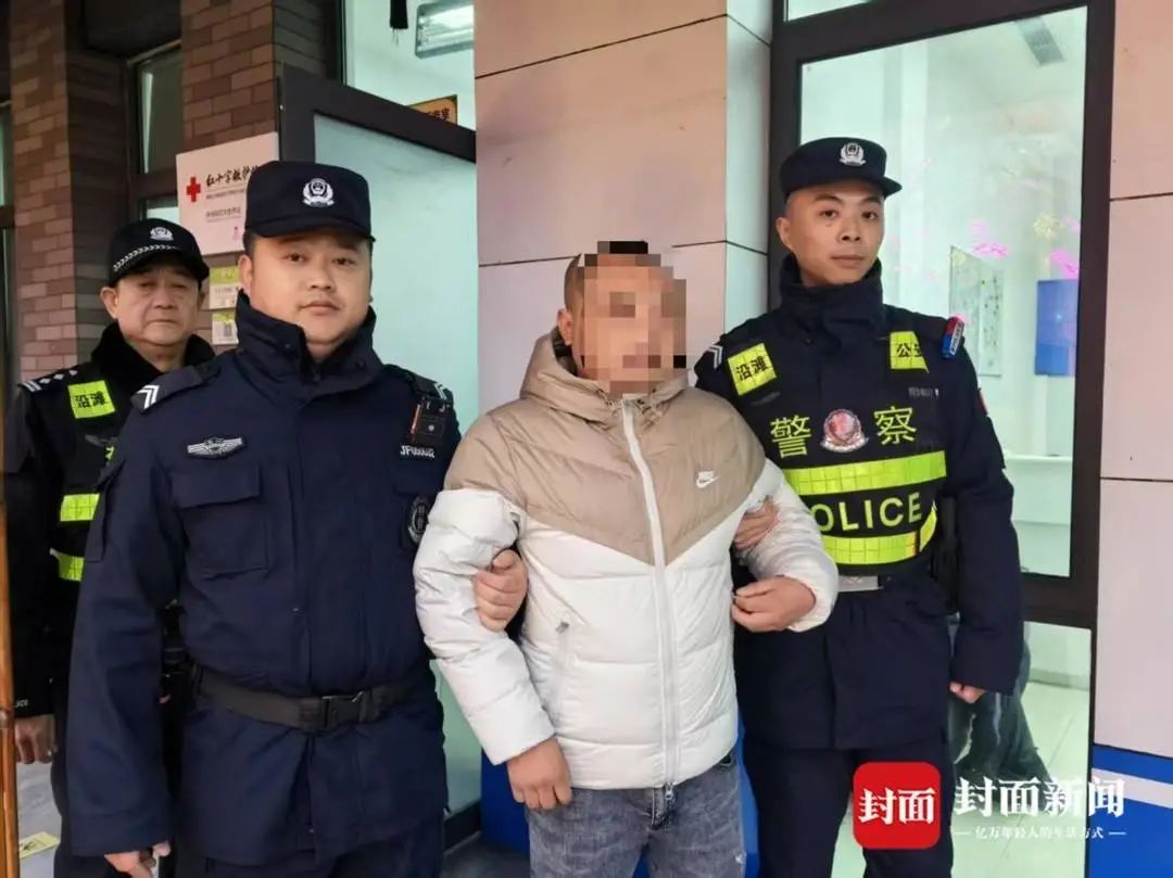 自贡灯会立功了！2名在逃人员春节观灯，被警方当场抓获