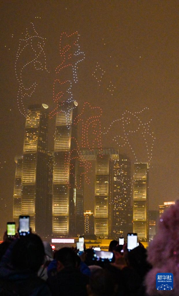 无人机表演点亮山城夜空