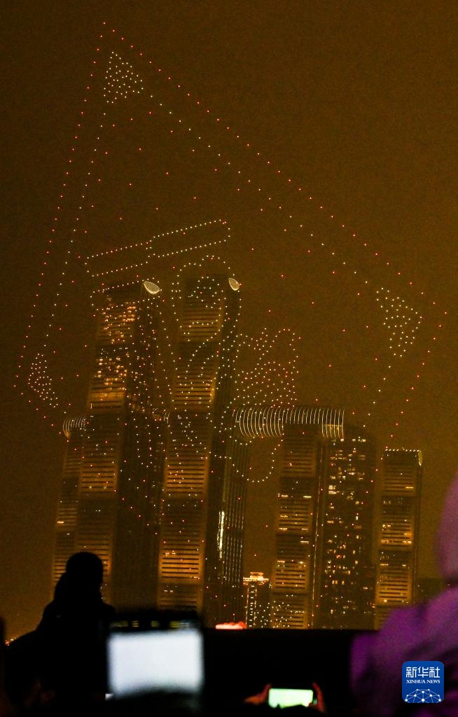 无人机表演点亮山城夜空