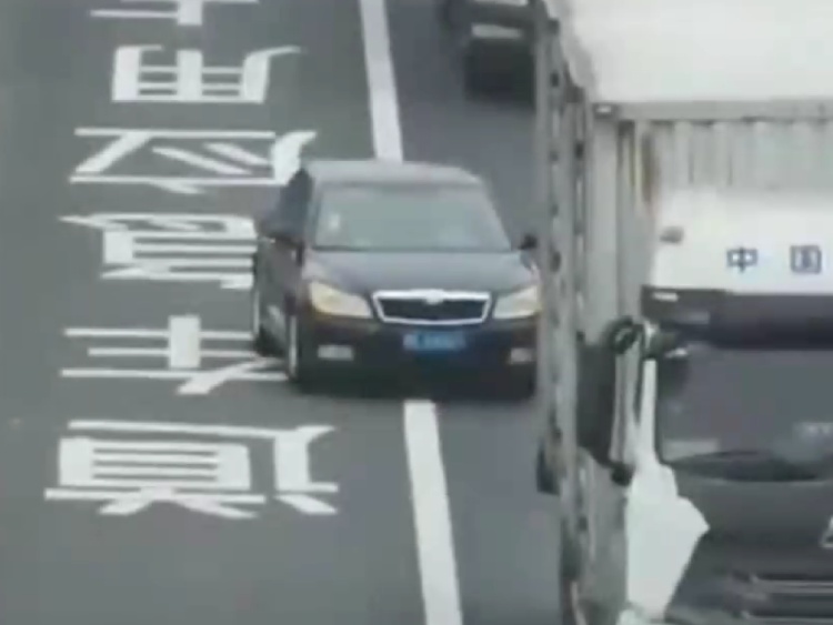 非法占用应急车道? 合肥交警:无人机已锁定! 非法占用应急车道? 合肥交警:无人机已锁定!