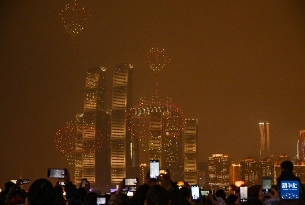 无人机表演点亮山城夜空