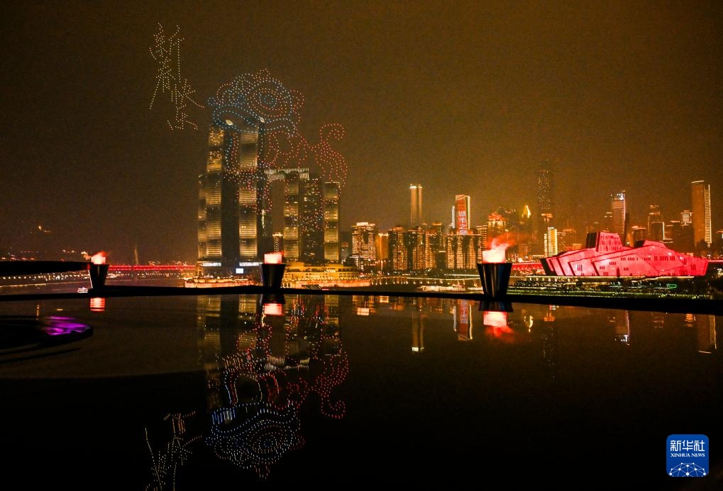 无人机表演点亮山城夜空