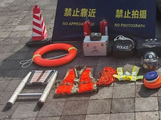 返程!警察的后备箱里都有啥? 返程!警察的后备箱里都有啥?