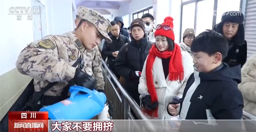 感谢!他们坚守岗位、奋战一线 只为守护更多人的团圆 感谢!他们坚守岗位、奋战一线 只为守护更多人的团圆