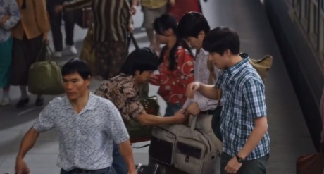 遇上《小巷人家》中“帮忙”拉行李后强行收费的情况该咋办？