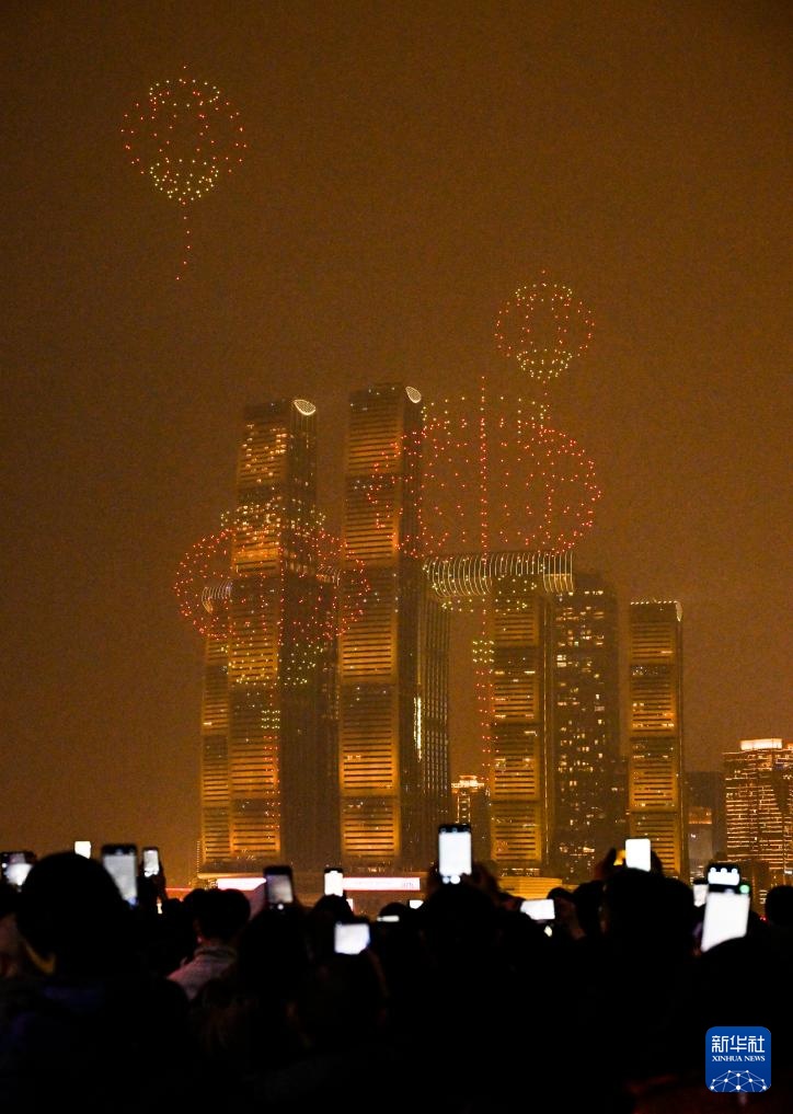 无人机表演点亮山城夜空