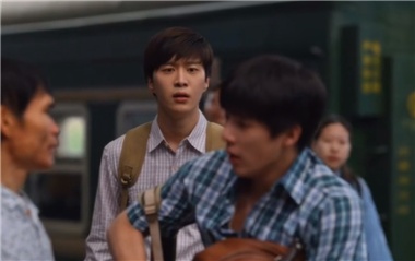 遇上《小巷人家》中“帮忙”拉行李后强行收费的情况该咋办？