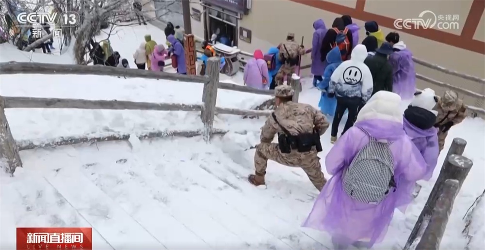 感谢!他们坚守岗位、奋战一线 只为守护更多人的团圆 感谢!他们坚守岗位、奋战一线 只为守护更多人的团圆