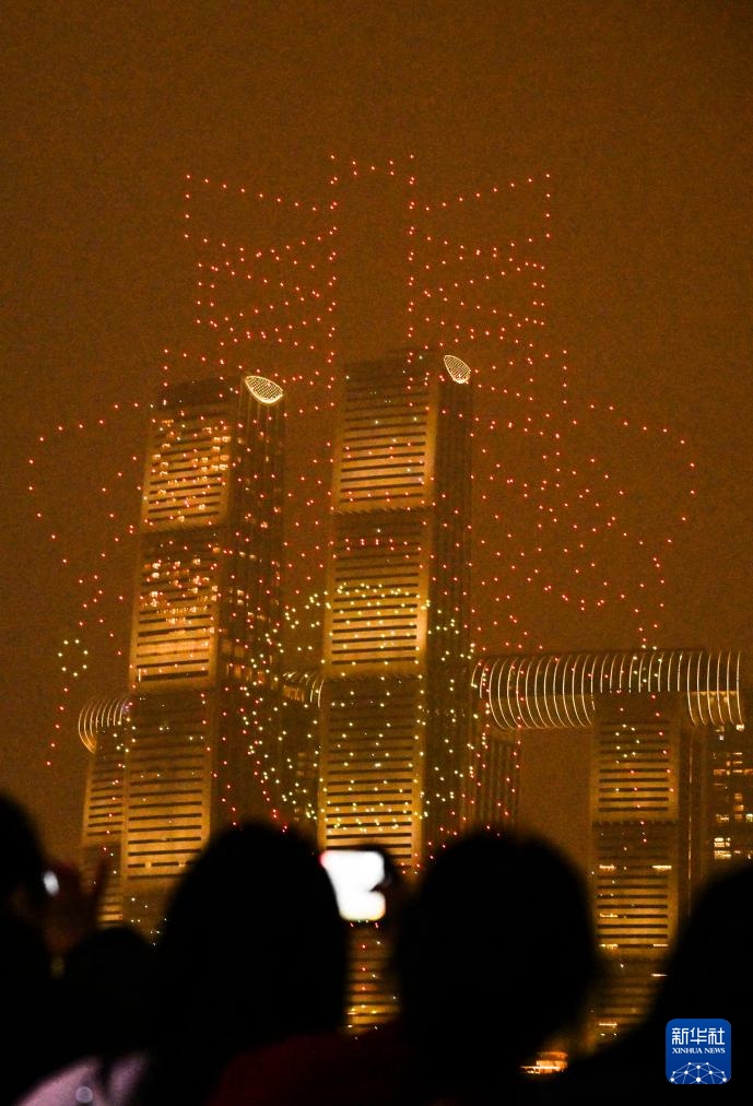 无人机表演点亮山城夜空