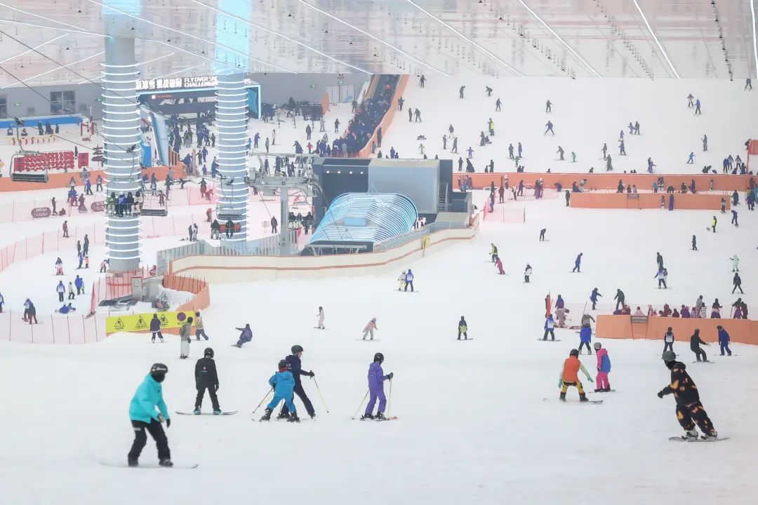 武汉这里有雪！好多人带着孩子赶来