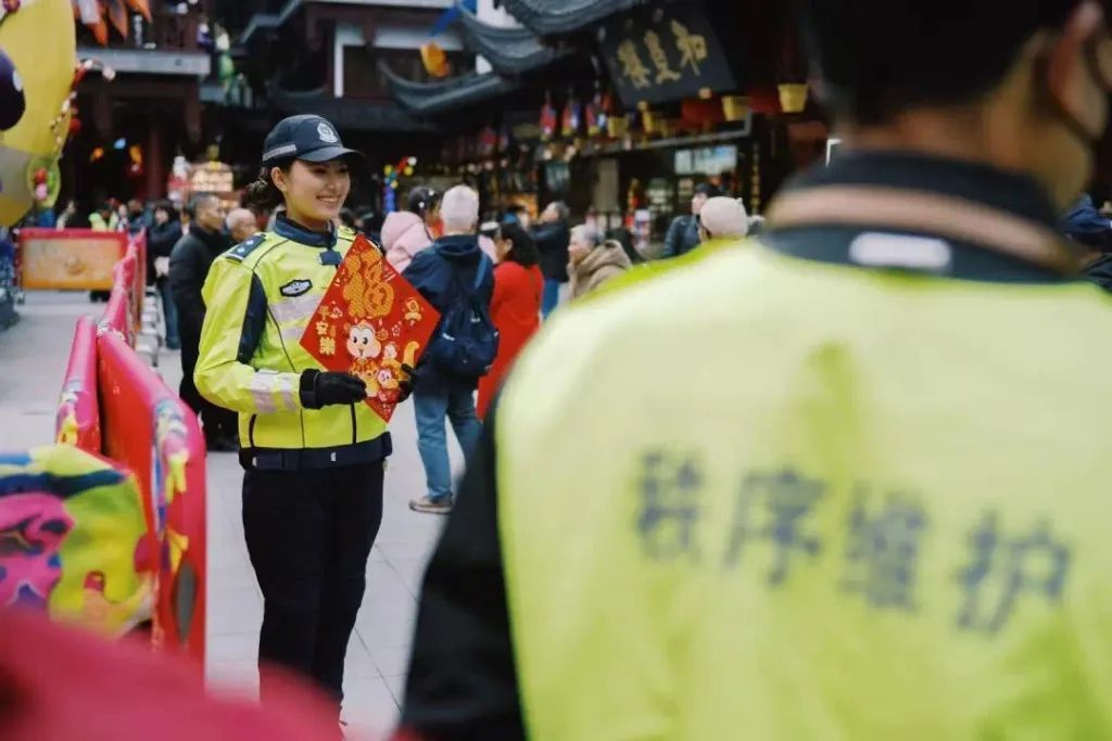 “外滩最美女警”过年值守，包里总藏着好东西