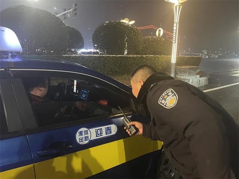 漯河:男子家人生病,交警出手相助 漯河:男子家人生病,交警出手相助