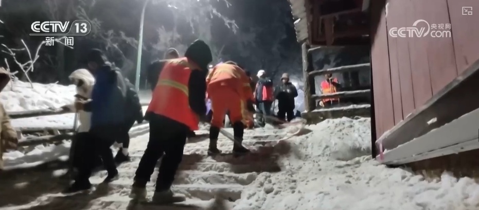 温暖服务呵护冰雪旅游 游客享受安全舒适旅游体验