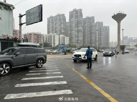 海口秀英港过海车客有秩序，码头运转效率高