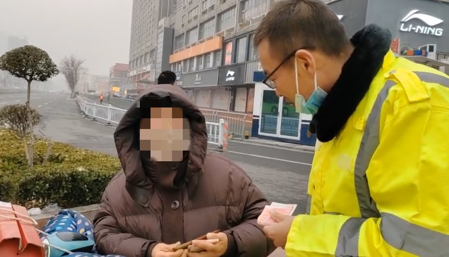 漯河:男子家人生病,交警出手相助 漯河:男子家人生病,交警出手相助
