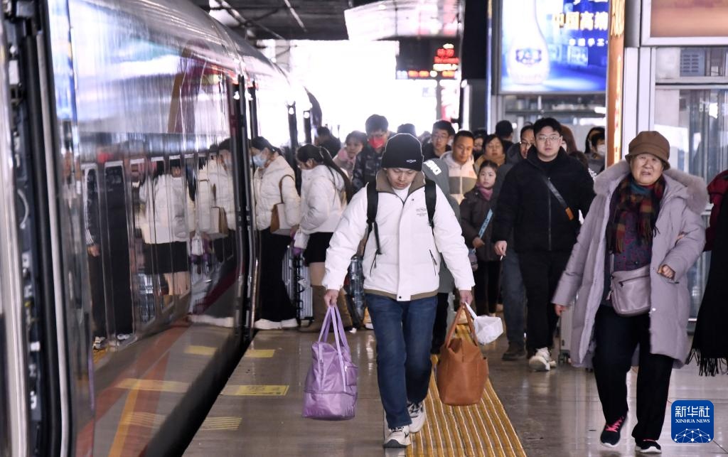 新春走基层丨探访春节假期最后一天的北京南站