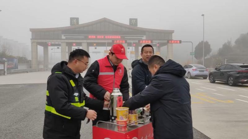 江西多地出现浓雾 返程车流受影响