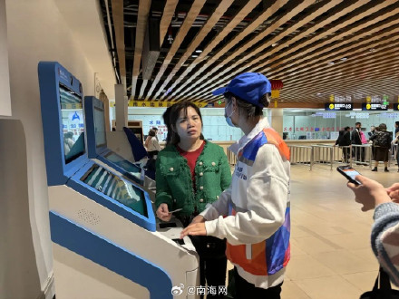 海口秀英港过海车客有秩序，码头运转效率高