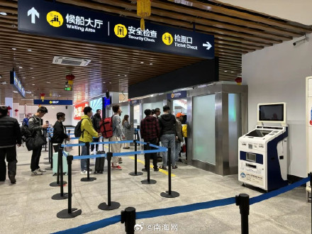 海口秀英港过海车客有秩序，码头运转效率高