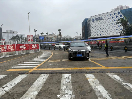 海口秀英港过海车客有秩序，码头运转效率高