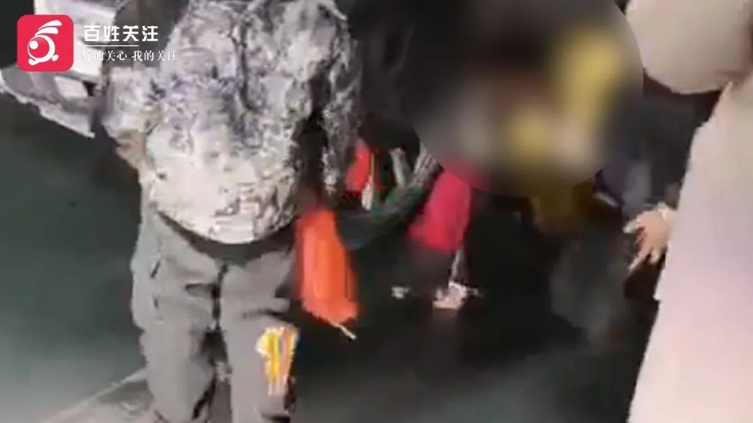 4岁孩童遭越野车碾压致多处骨折!父母崩溃大哭 4岁孩童遭越野车碾压致多处骨折!父母崩溃大哭