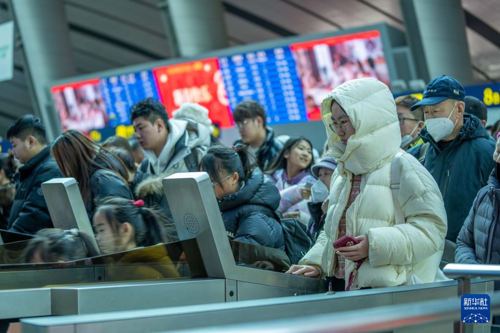 新春走基层丨探访春节假期最后一天的北京南站