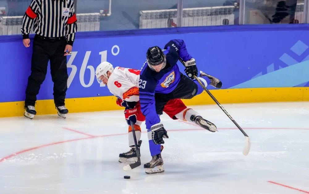 哈尔滨亚冬会开赛首日，冰球大战火热上演！