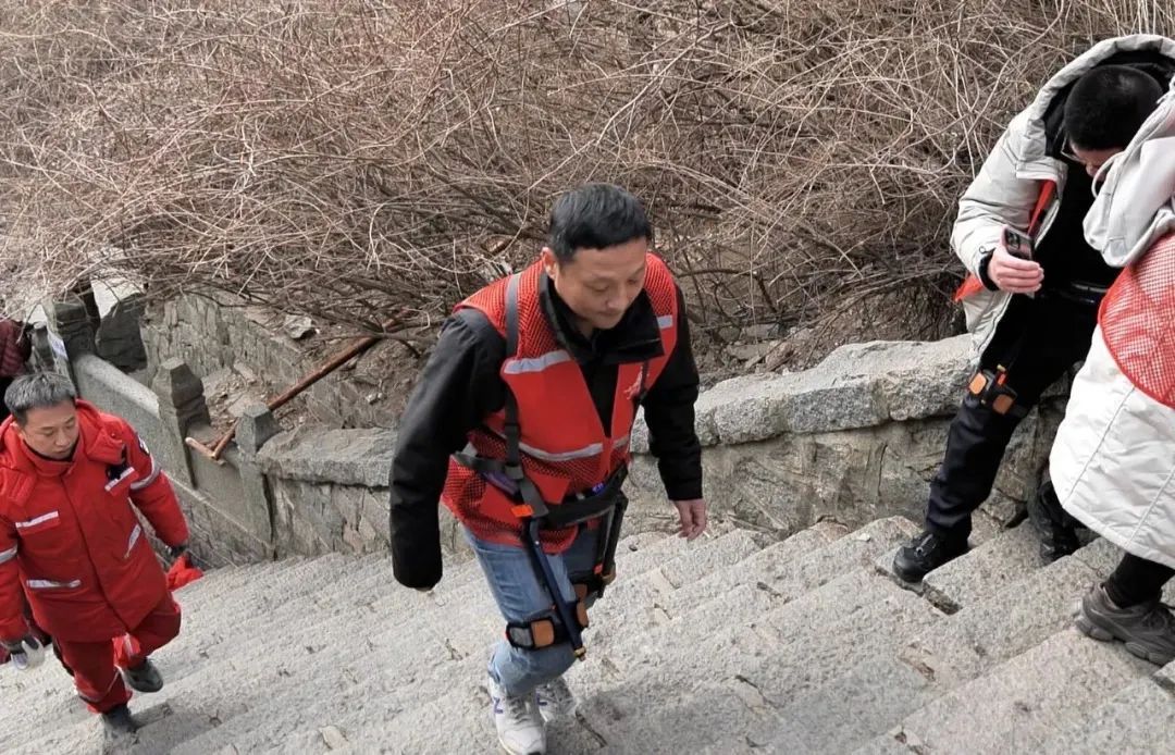 泰山惊现登山机器人！“爬山有救了”