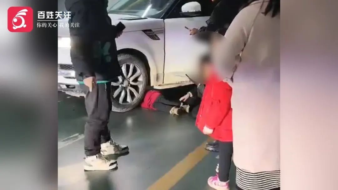 4岁孩童遭越野车碾压致多处骨折!父母崩溃大哭 4岁孩童遭越野车碾压致多处骨折!父母崩溃大哭