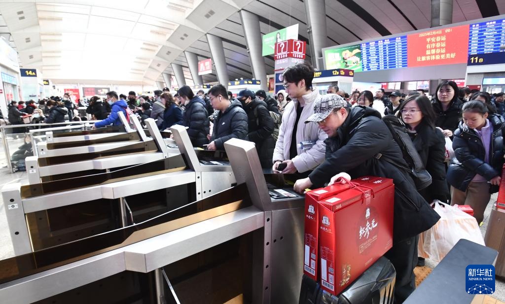 新春走基层丨探访春节假期最后一天的北京南站