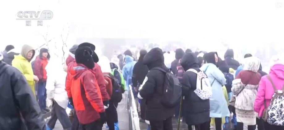 温暖服务呵护冰雪旅游 游客享受安全舒适旅游体验