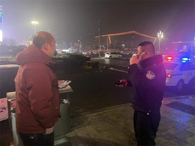 漯河:男子家人生病,交警出手相助 漯河:男子家人生病,交警出手相助