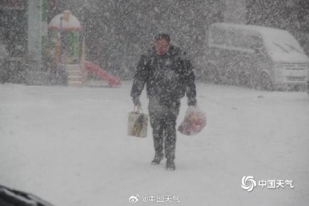 春节后首个工作日山东威海风雪交加 天地银白影响出行