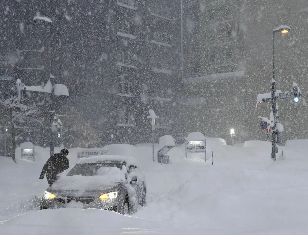 日本北海道遭遇强降雪致事故频发！多个航班取消，数千人受影响