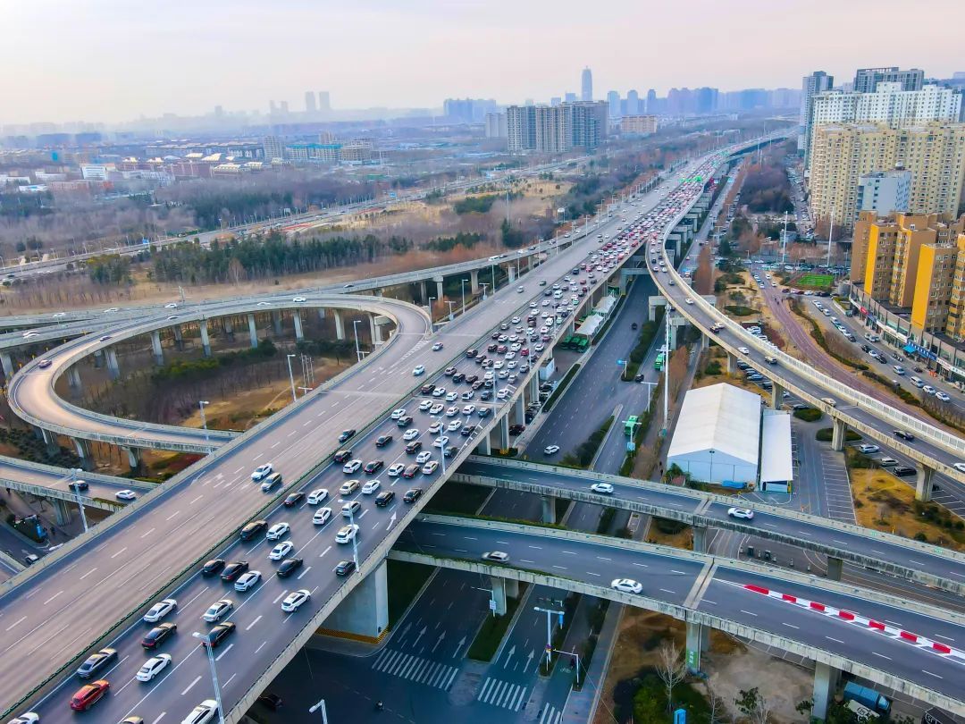 郑州开工首个早高峰，部分路段堵成“贪吃蛇”