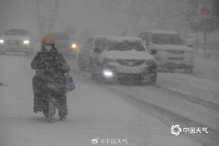 春节后首个工作日山东威海风雪交加 天地银白影响出行