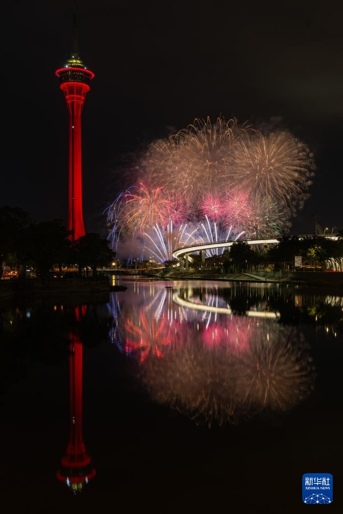 澳门举行“欢乐春节 灵蛇献瑞烟花汇演”