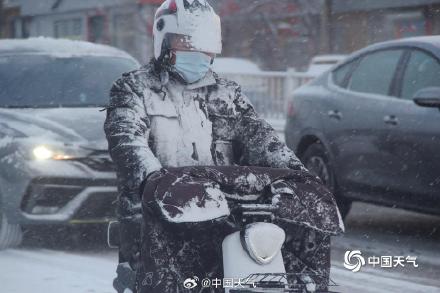 春节后首个工作日山东威海风雪交加 天地银白影响出行