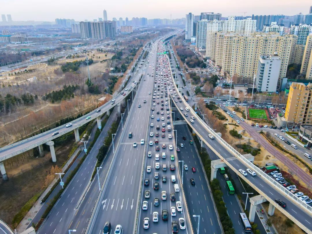 郑州开工首个早高峰，部分路段堵成“贪吃蛇”