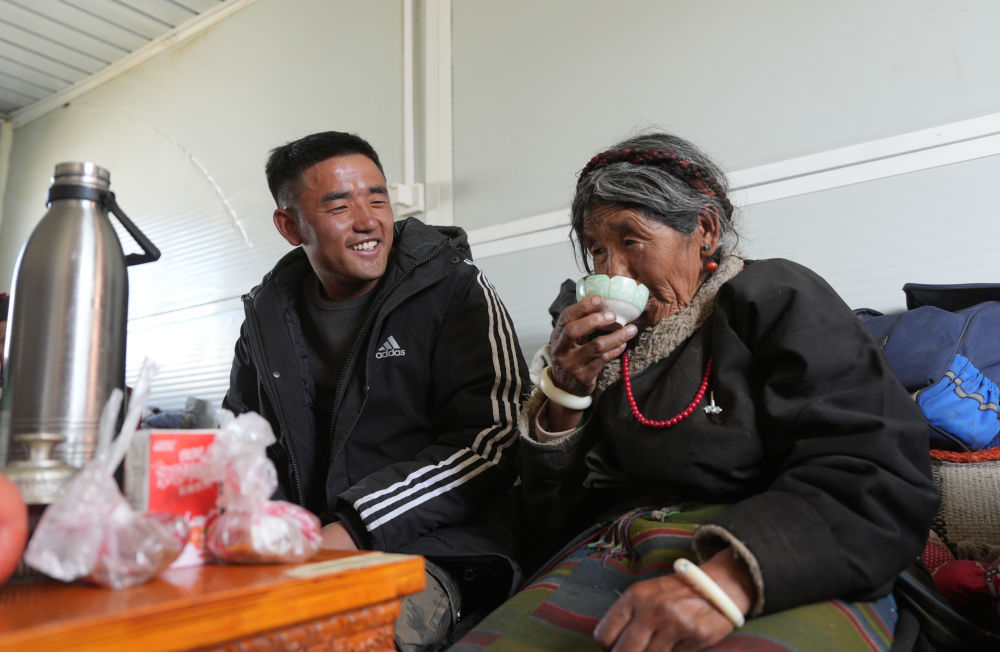 希望永在——定日古荣村的“守家人” 希望永在——定日古荣村的“守家人”