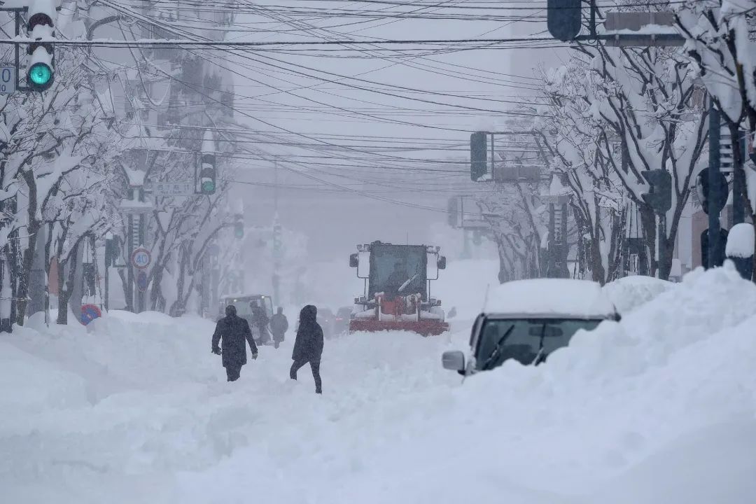 日本北海道遭遇强降雪致事故频发！多个航班取消，数千人受影响