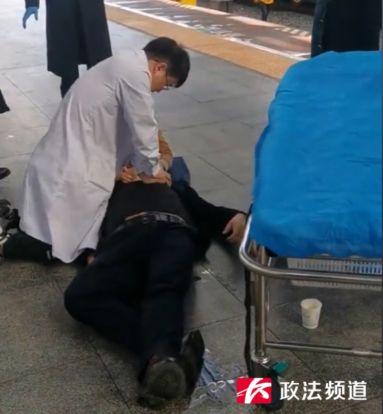 事发长沙南站！男子心脏骤停，还好有他们……