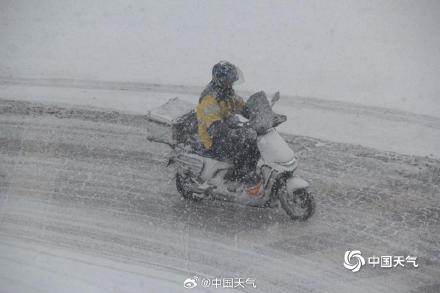 春节后首个工作日山东威海风雪交加 天地银白影响出行