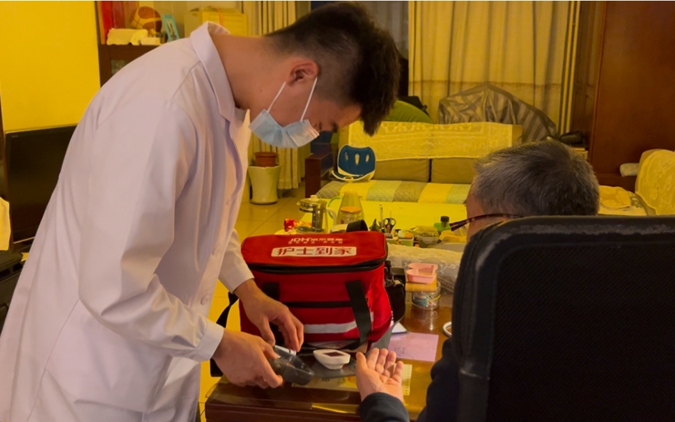 网约男护士:被迫切需要 网约男护士:被迫切需要