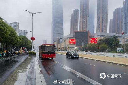 广西南宁开启雨雾模式 地面湿滑扰出行