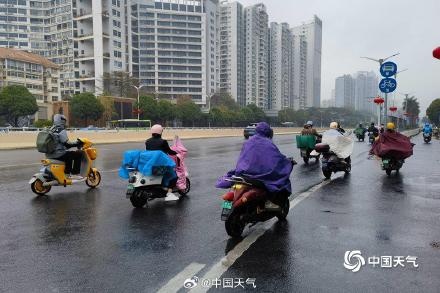 广西南宁开启雨雾模式 地面湿滑扰出行