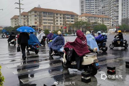 广西南宁开启雨雾模式 地面湿滑扰出行